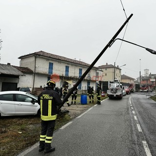 Auto abbatte un palo della luce in via Fossano a Sant'Albano Stura Auto abbatte un palo della luce in via Fossano a Sant'Albano Stura