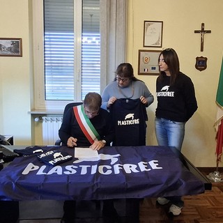Il Comune di Cervasca firma il protocollo d'intesa con Plastic Free per rafforzare l'impegno ambientale condiviso