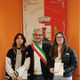 Il sindaco con le giovani Carlotta e Beatrice