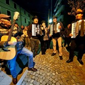Tra canti e tradizione: i bambini della Scuola Primaria di Sale delle Langhe conquistano il pubblico con il Cantè J’Euv