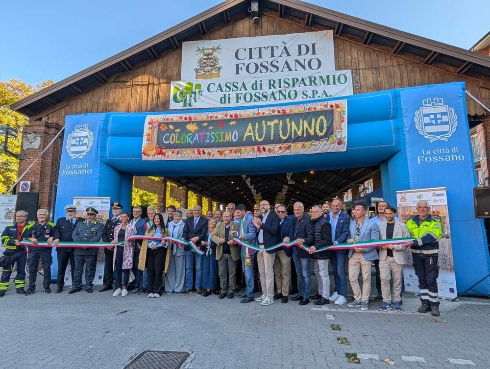 Il momento del taglio del nastro