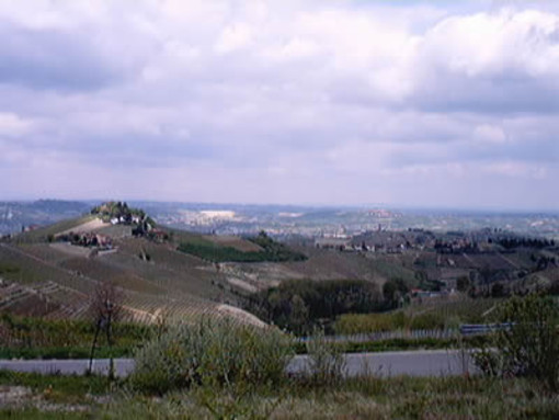 Le colline albesi faranno da sfondo alla passeggiata letteraria