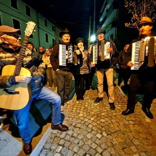 Tra canti e tradizione: i bambini della Scuola Primaria di Sale delle Langhe conquistano il pubblico con il Cantè J’Euv