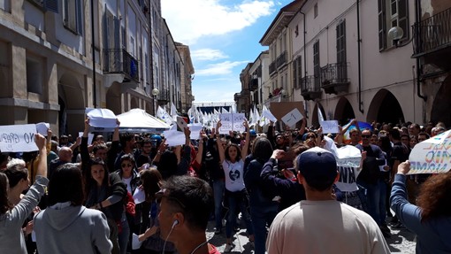 Contromanifestazione a Fossano: decine di persone intonano &quot;Bella Ciao&quot; e gridano &quot;Non sei il mio ministro&quot; (VIDEO E FOTO)