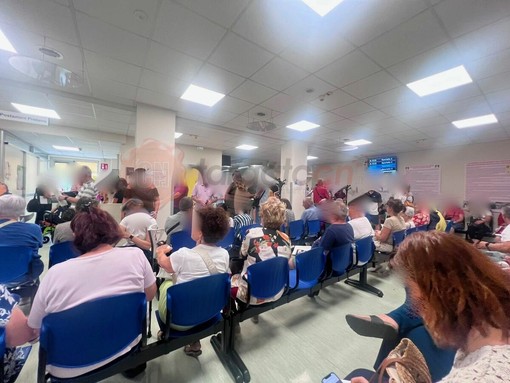 Più di tre ore di attesa per un prelievo: mattinata di caos e proteste al Centro di via Carlo Boggio Più di tre ore di attesa per un prelievo: mattinata di caos e proteste al Centro di via Carlo Boggio