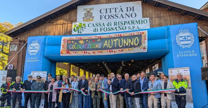Il momento del taglio del nastro Il momento del taglio del nastro