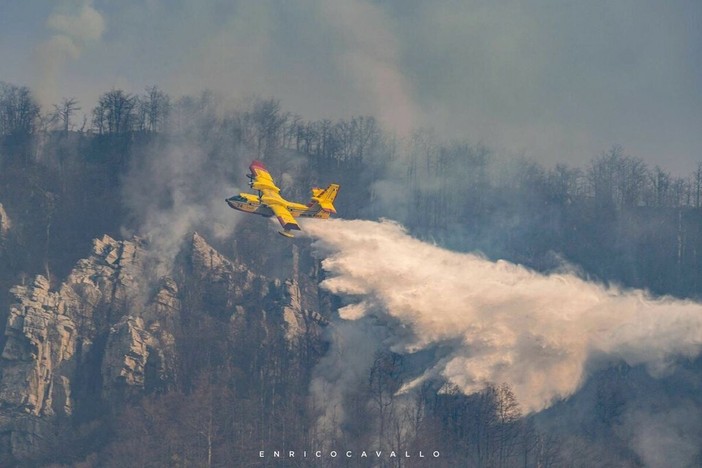Un momento delle operazioni di spegnimento nello scatto di Enrico Cavallo Un momento delle operazioni di spegnimento nello scatto di Enrico Cavallo