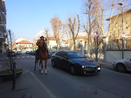 A cavallo per le strade di Bra dopo la benedizione al Santuario della Madonna dei Fiori