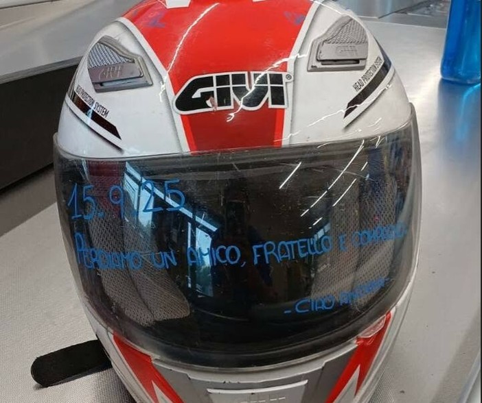 Sfregio al ricordo di Andrea Collino, rubato il casco-memoriale. La madre: "Perché aggiungere altro dolore?" Sfregio al ricordo di Andrea Collino, rubato il casco-memoriale. La madre: "Perché aggiungere altro dolore?"