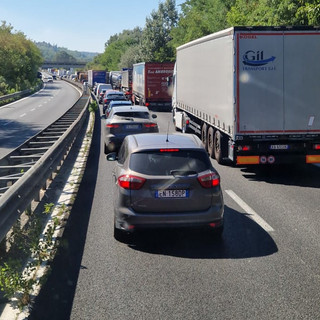 Veicolo in fiamme sulla A33: tra Asti e Isola code in direzione Cuneo, al lavoro i tecnici per la rimozione