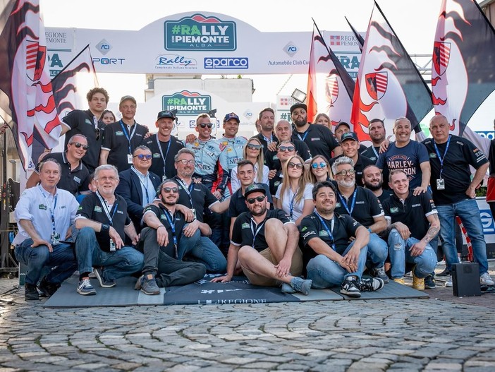 Il Cinzano Rally Team in una foto di gruppo