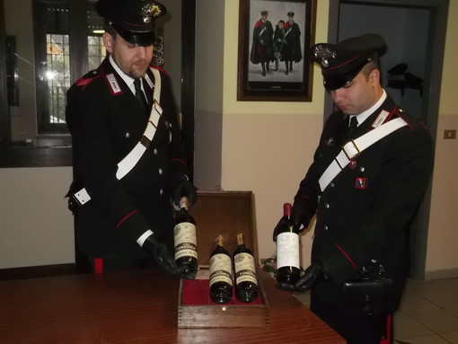 I Carabinieri con i vini pregiati recuperati