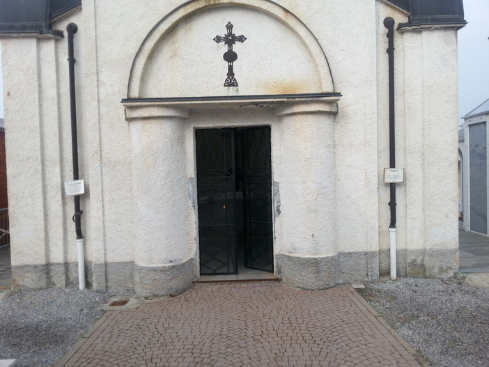 Cimitero di Fiamenga, stabilite le date per le estumulazioni dalla cripta della cappella centrale Cimitero di Fiamenga, stabilite le date per le estumulazioni dalla cripta della cappella centrale