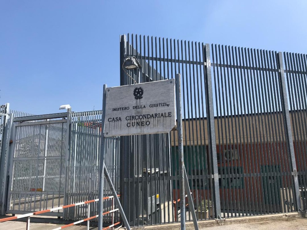 Cuneo, in carcere scarpe "imbottite" di droga: al via il processo per un detenuto e due agenti penitenziari Cuneo, in carcere scarpe "imbottite" di droga: al via il processo per un detenuto e due agenti penitenziari