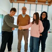 Il nuovo sindaco dei ragazzi e l'uscente Il nuovo sindaco dei ragazzi e l'uscente