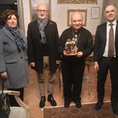 Il vescovo di Alba riceve la statuina del lavoro da Confartigianato e Coldiretti