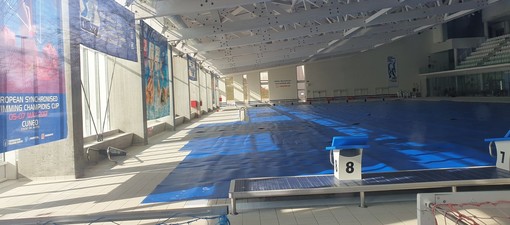 La piscina di Cuneo con un telo sull'acqua per diminuire la dispersione di calore e umidità durante la chiusura