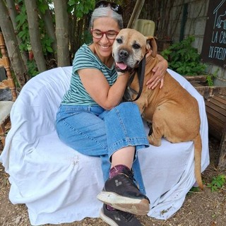 Casa di Freddy, una volontaria con un cane della struttura