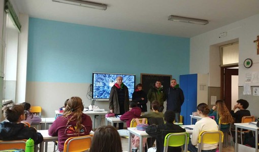 L'ANPI Carrù consegna l'almanacco della Resistenza alle scuole