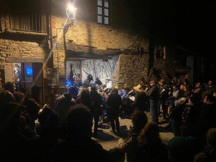 A Paroldo si rivive la magia delle “Cantè J’Euv” con i bambini della scuola primaria di Sale delle Langhe A Paroldo si rivive la magia delle “Cantè J’Euv” con i bambini della scuola primaria di Sale delle Langhe