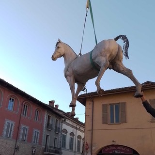 Il cavallo di Napoleone, dell'artista Franco Alessandria, esposto a Lesegno: qui venne salvato il destriero di Bonaparte