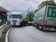 Tir incastrati al Colle di Nava: traffico in tilt sulla 28 e residenti infuriati