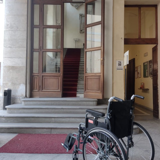 A Cuneo una carrozzina a disposizione degli utenti con difficoltà di deambulazione per accedere in Comune