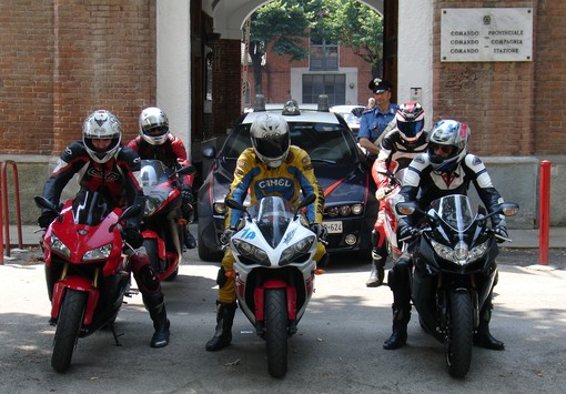 Ma i carabinieri in borghese che inseguono i motociclisti indisciplinati non commettono un'infrazione?