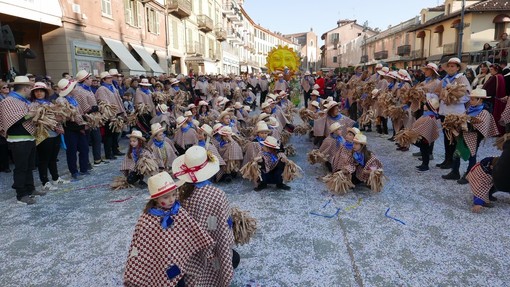 Grande successo per gli Spaventapasseri di Tarantasca al carnevale di Saluzzo