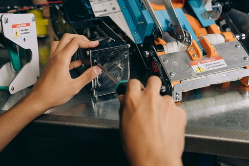 Tanti marchi su una sola macchina: come orientarsi tra i componenti dell’automazione industriale