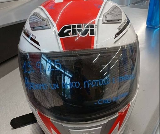 Sfregio al ricordo di Andrea Collino, rubato il casco-memoriale. La madre: "Perché aggiungere altro dolore?" Sfregio al ricordo di Andrea Collino, rubato il casco-memoriale. La madre: "Perché aggiungere altro dolore?"