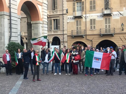 Oltre 150 persone in piazza a Cuneo in segno di solidarietà alle donne iraniane [VIDEO]