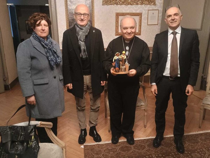 Il vescovo di Alba riceve la statuina del lavoro da Confartigianato e Coldiretti Il vescovo di Alba riceve la statuina del lavoro da Confartigianato e Coldiretti