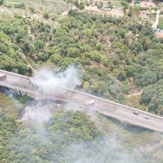 Camion carico di carta in fiamme sull'autostrada A6: rimosso un cantiere e riattivato il collegamento con la Liguria Camion carico di carta in fiamme sull'autostrada A6: rimosso un cantiere e riattivato il collegamento con la Liguria