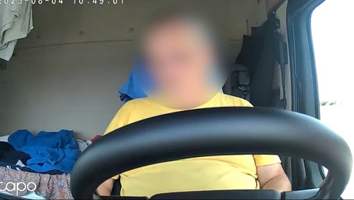 Uccise tre persone mentre girava video per Tik Tok alla guida di un tir: camionista di Cuneo patteggia cinque anni