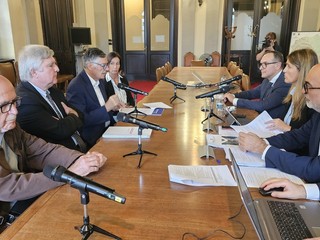 Alcuni momenti dell'incontro tenuto ieri in Prefettura Alcuni momenti dell'incontro tenuto ieri in Prefettura