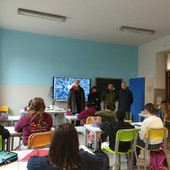 L'ANPI Carrù consegna l'almanacco della Resistenza alle scuole