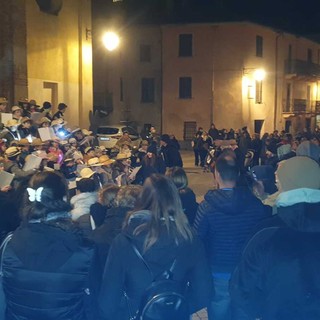 I bambini della Scuola Primaria di Sale delle Langhe conquistano Castelnuovo con il Cantè J’euv