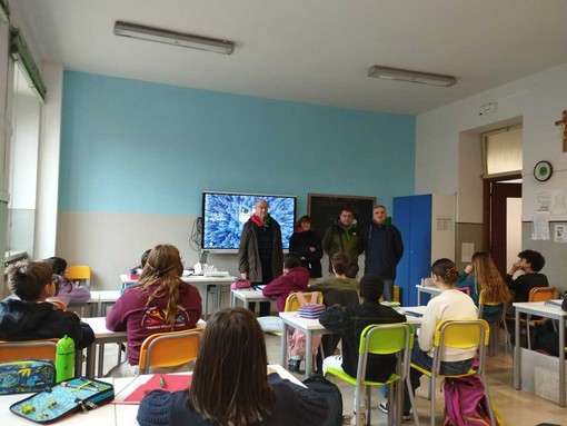 L'ANPI Carrù consegna l'almanacco della Resistenza alle scuole