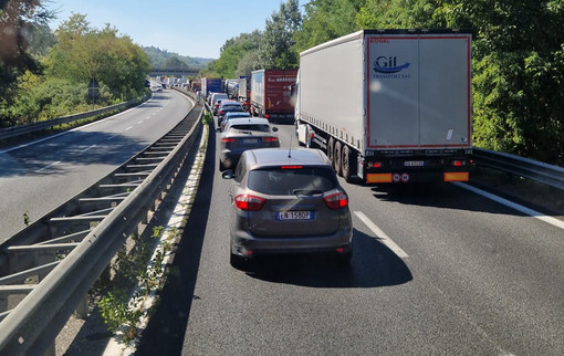 Veicolo in fiamme sulla A33: tra Asti e Isola code in direzione Cuneo, al lavoro i tecnici per la rimozione Veicolo in fiamme sulla A33: tra Asti e Isola code in direzione Cuneo, al lavoro i tecnici per la rimozione