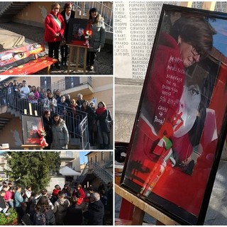 Ridipinta la panchina rossa a Borgo San Dalmazzo: “Una comunità che insieme ha detto stop alla violenza di genere”