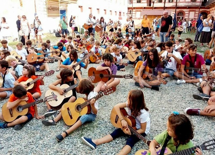 Con "Chitarrissima" Saluzzo diventa patria delle chitarre per tre giorni Con "Chitarrissima" Saluzzo diventa patria delle chitarre per tre giorni