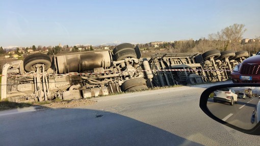 Oggi il recupero del mezzo pesante finito fuori strada sulla Bovesana