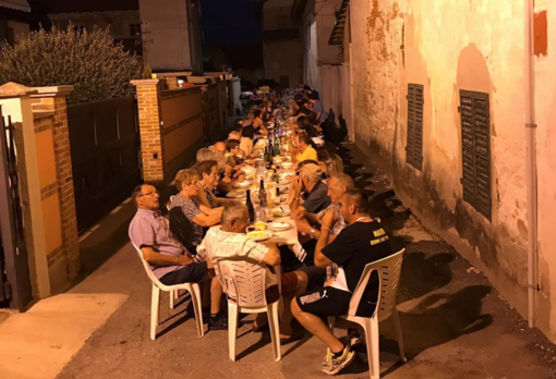 Settima edizione per la cena solidale del rione Sant'Anna, raccolti fondi per la messa in sicurezza della palestra scolastica di Castelletto Stura