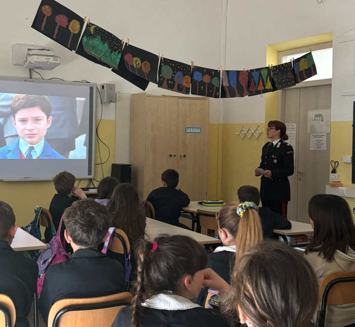 Gli alunni di Mombasiglio a lezione con i Carabinieri