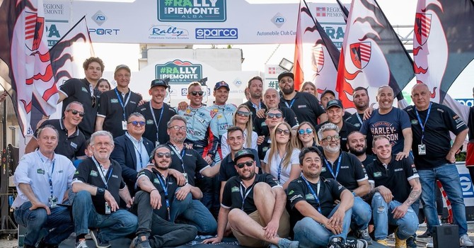 Il Cinzano Rally Team in una foto di gruppo