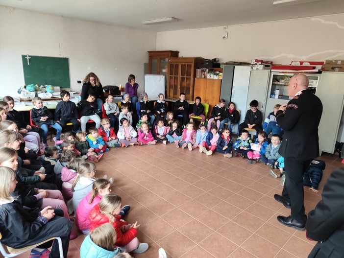Carabinieri a scuola: incontro con gli alunni di Sampeyre su sicurezza ed educazione civica
