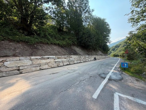 Crissolo completa la nuova scogliera di contenimento verso la località La Spiaggia Crissolo completa la nuova scogliera di contenimento verso la località La Spiaggia