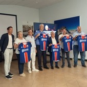 I rappresentanti delle istituzioni con la maglia celebrativa dei 120 anni di storia dell'AC Cuneo 1905