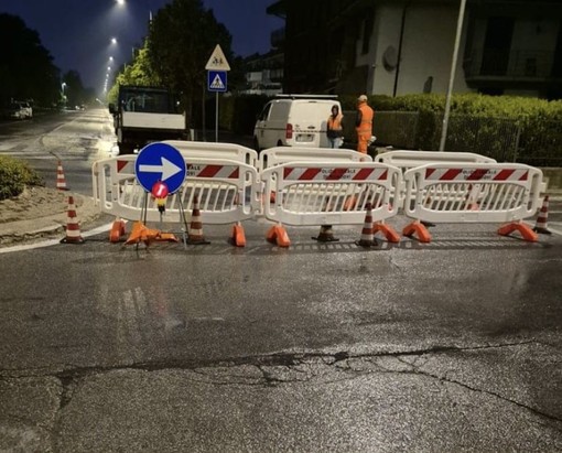 Cedimento stradale in via San Bernardo a Mondovì: chiusa parte della rotatoria verso corso Alpi